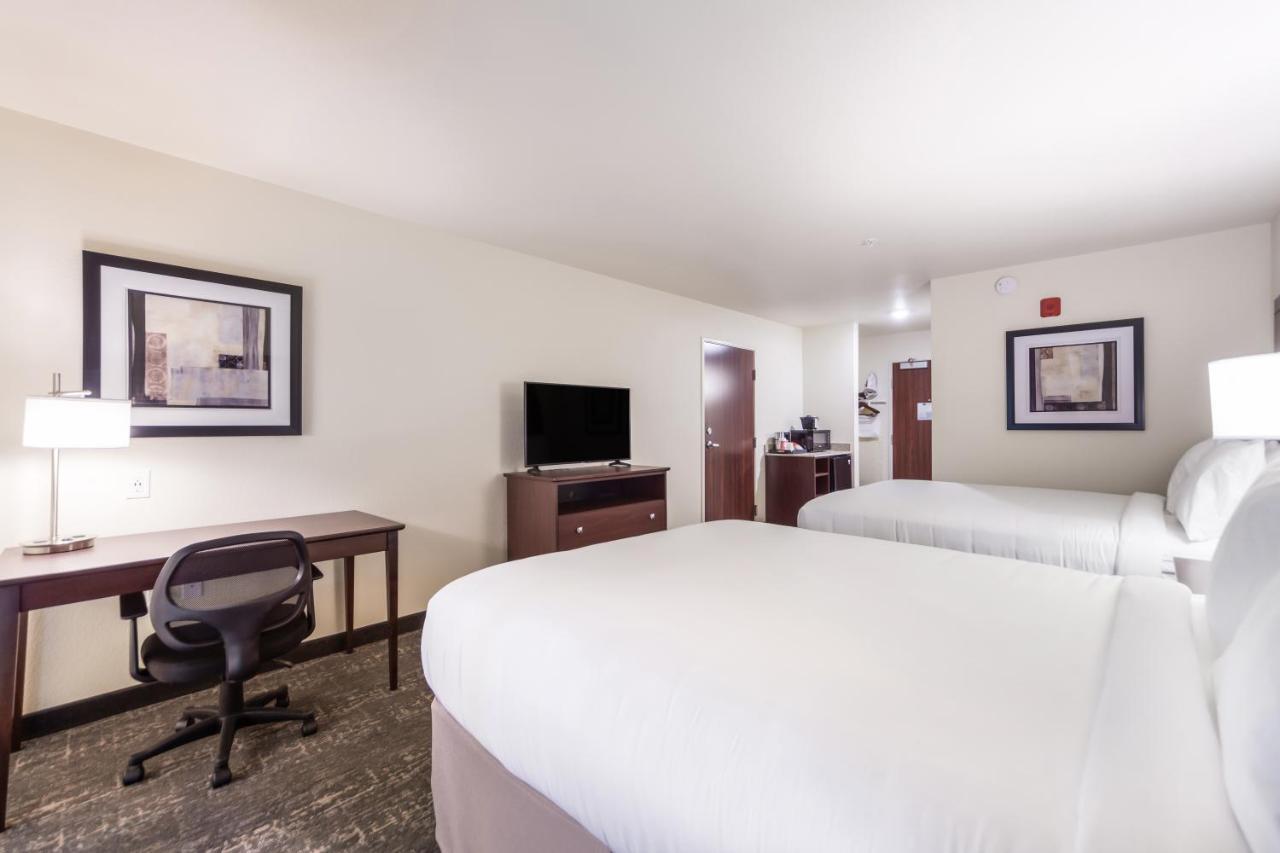 Cobblestone Inn & Suites-Fremont Bagian luar foto