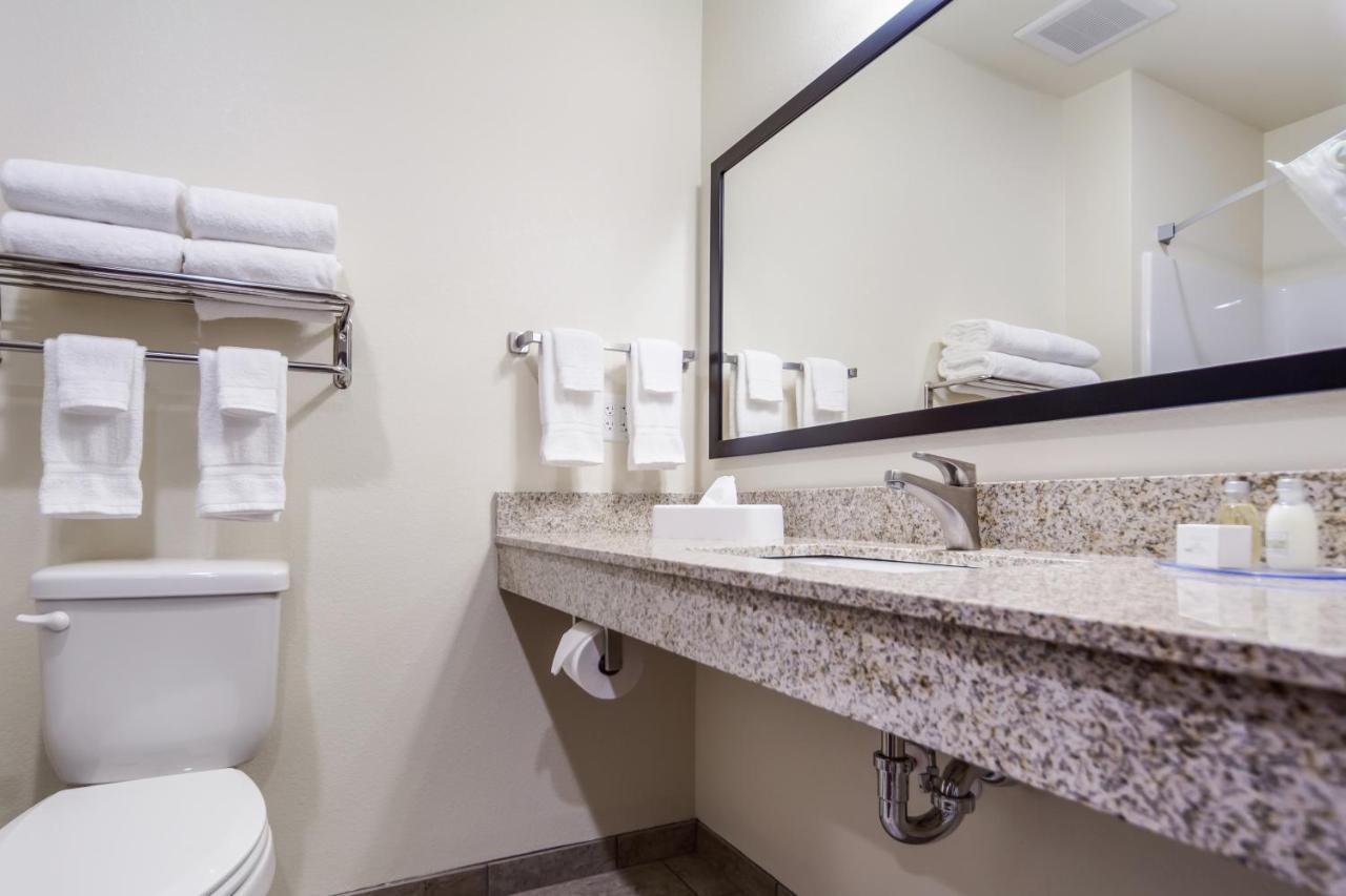 Cobblestone Inn & Suites-Fremont Bagian luar foto