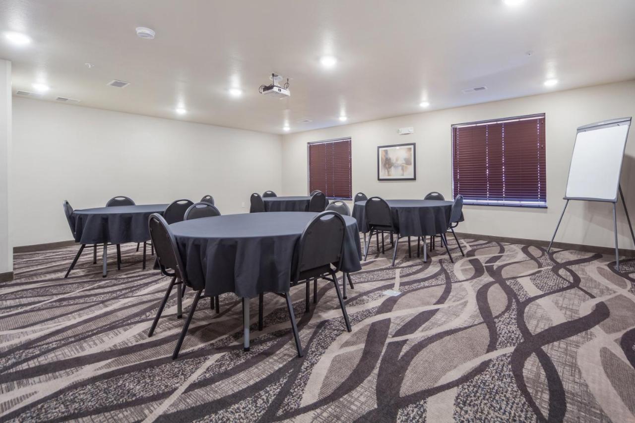Cobblestone Inn & Suites-Fremont Bagian luar foto
