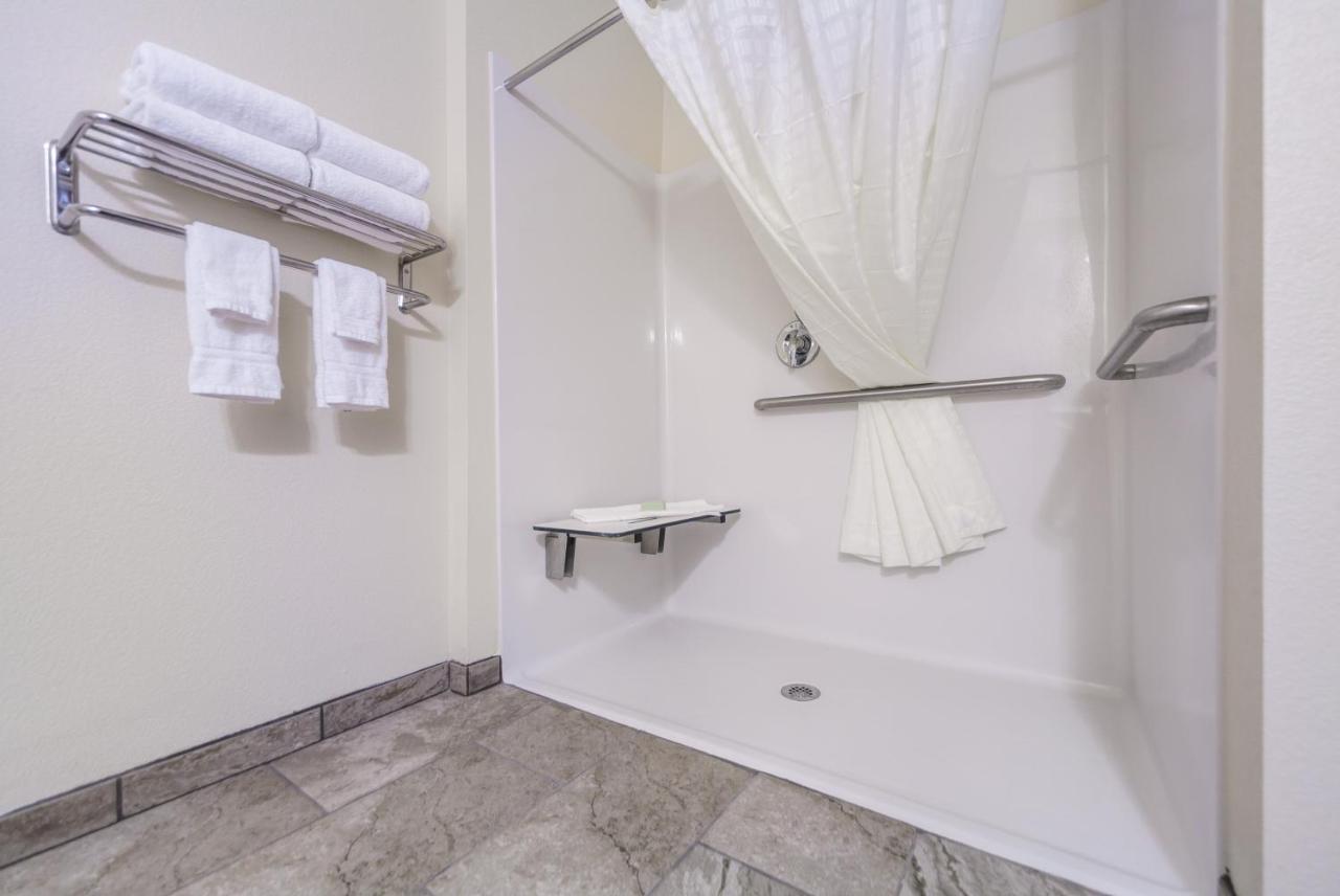 Cobblestone Inn & Suites-Fremont Bagian luar foto