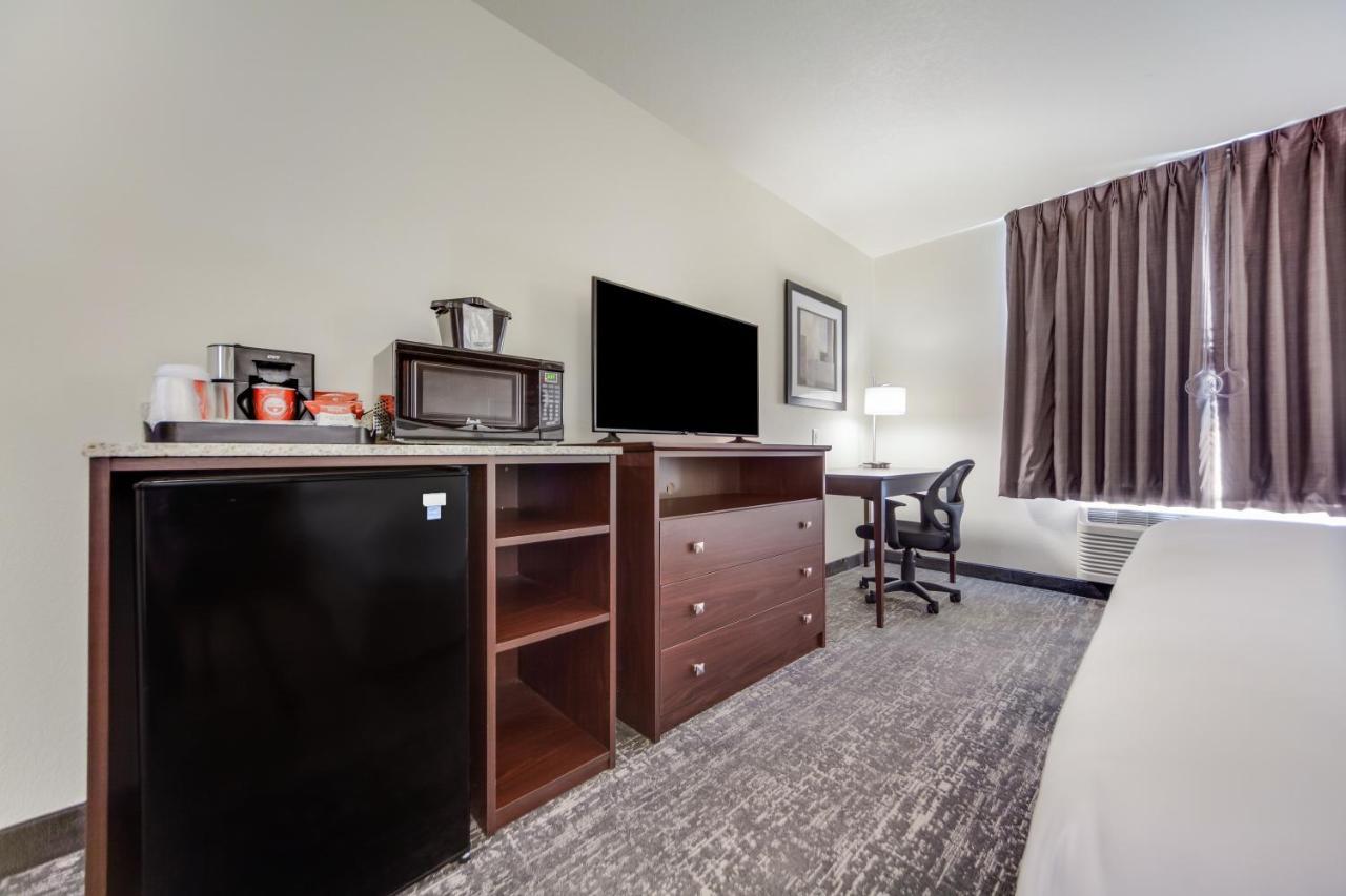 Cobblestone Inn & Suites-Fremont Bagian luar foto