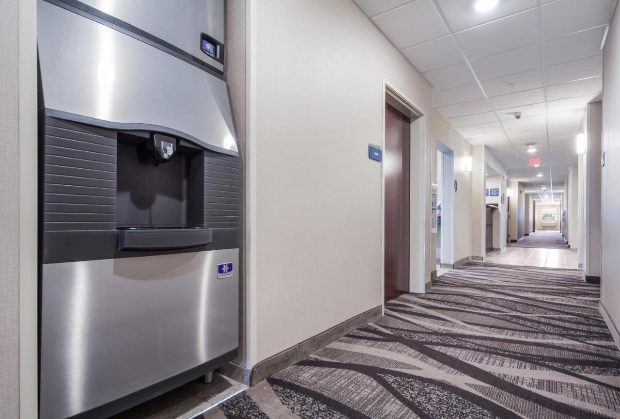 Cobblestone Inn & Suites-Fremont Bagian luar foto