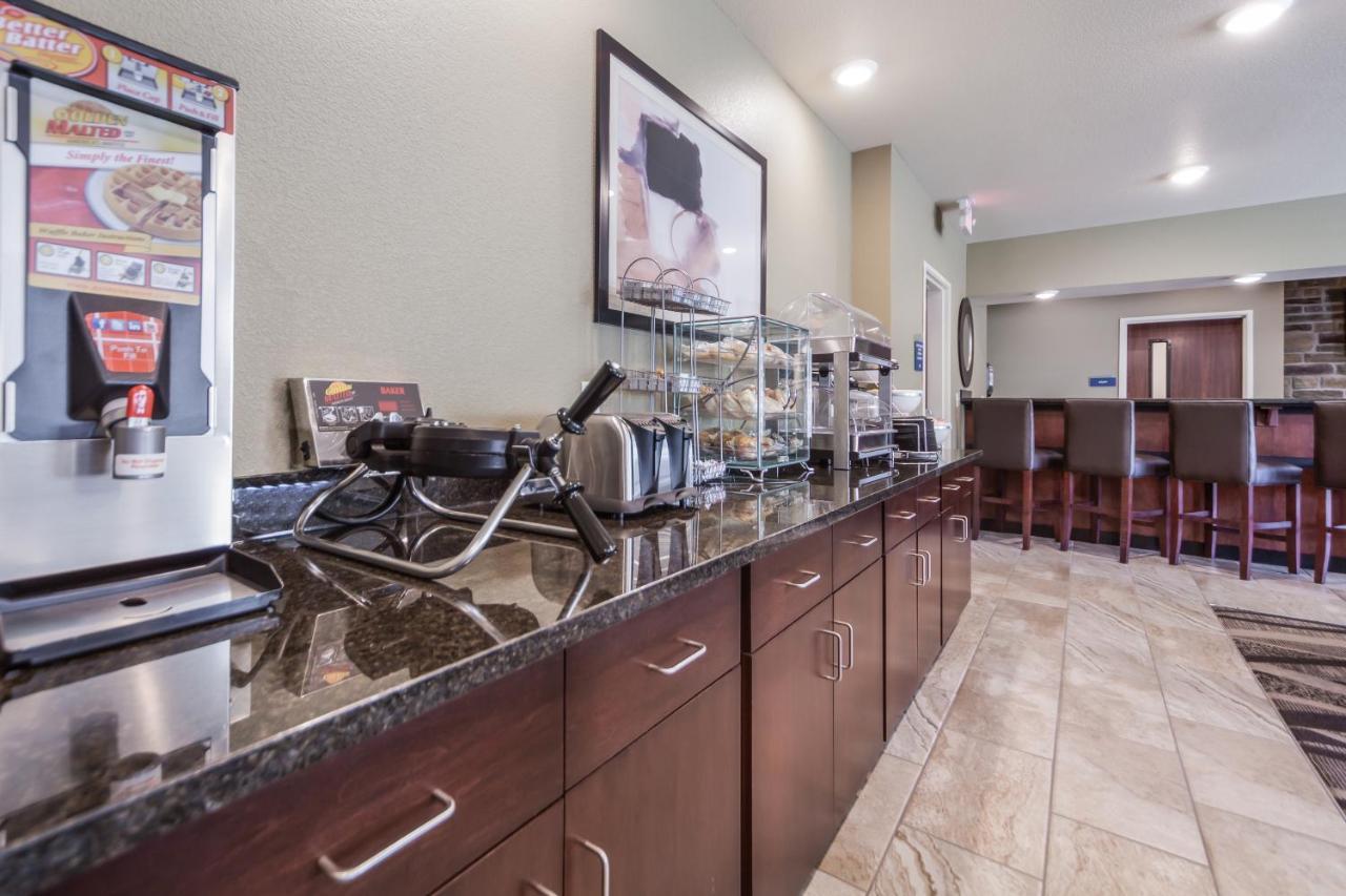 Cobblestone Inn & Suites-Fremont Bagian luar foto