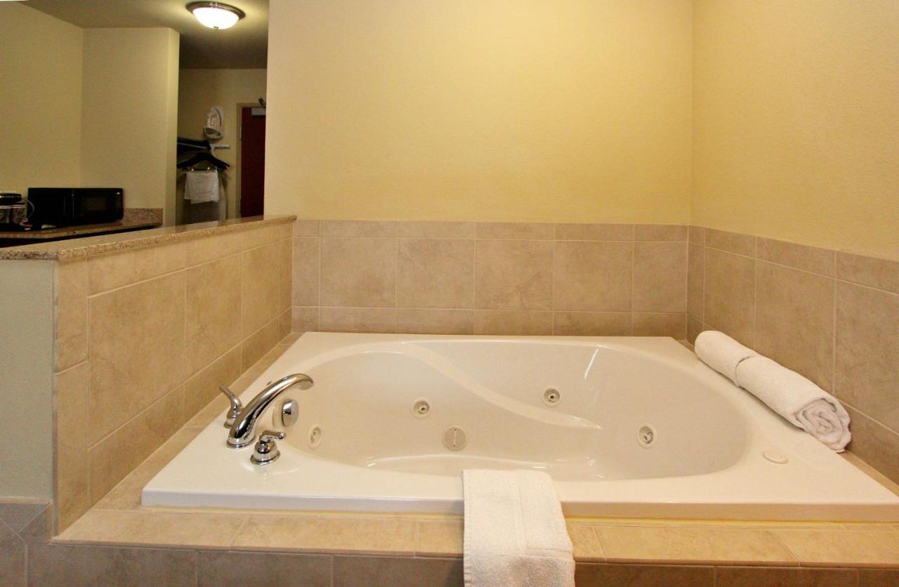 Cobblestone Inn & Suites-Fremont Bagian luar foto