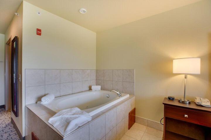 Cobblestone Inn & Suites-Fremont Bagian luar foto